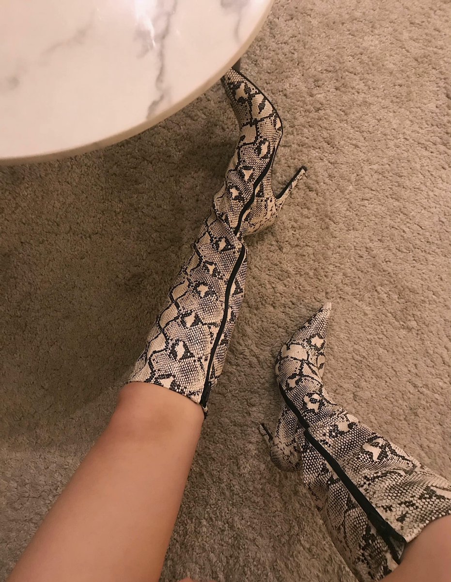 🐍

#パイソン柄
#ロングブーツ
#美脚