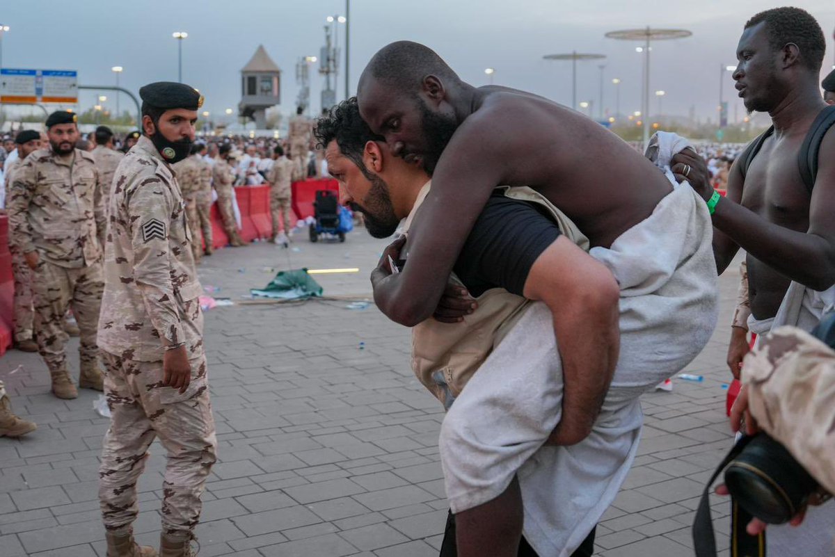 في موقف نفتخر فيه جميعا ويستحق الإشادة 🇸🇦🇸🇦.. 

زميلنا معزي السويدي ، من أبطال تجمع حائل الصحي المشاركين في موسم حج ١٤٤٥هـ ..

شاهد حاجاً مغمى عليه في جبل الرحمة فقام بحمله على ظهره حتى وصل به الى قسم الطواريء وسقط بجانبه ..