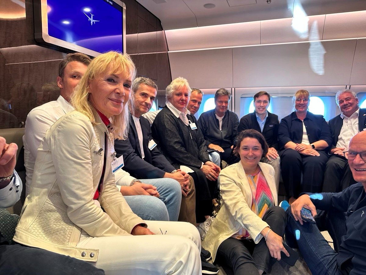 Gestern startete die mehrtägige Reise von Robert #Habeck nach #Südkorea und #China. Antje Vargas ist Teil einer #Delegation mittelständischer Unternehmen, die den #Vizekanzler und #Wirtschaftsminister auf dieser Reise begleiten.

#KMU #Wirtschaftsdelegation