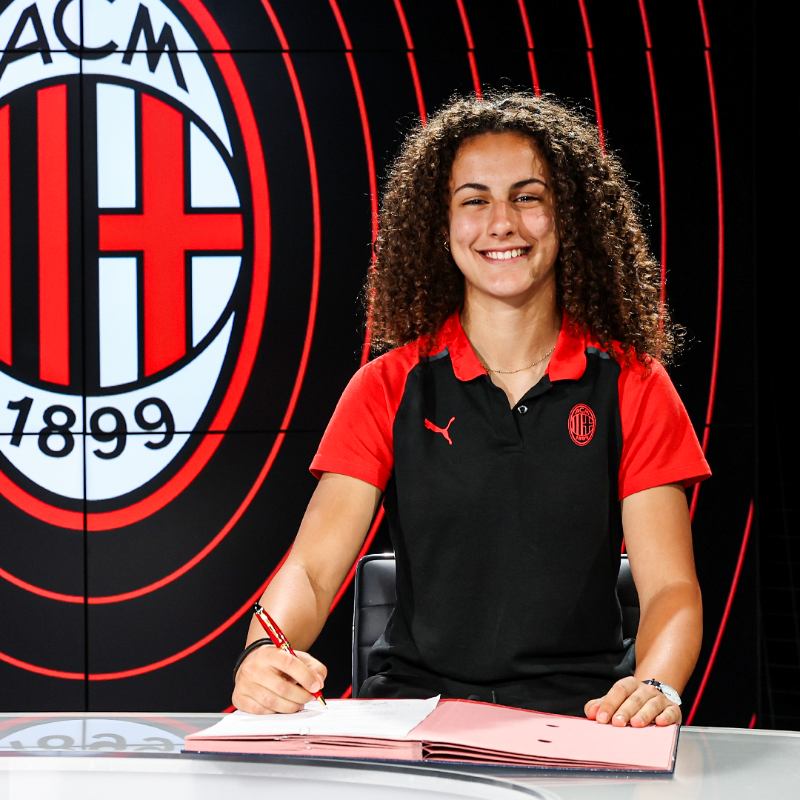 acmilan's tweet photo. Dreams come true for four Rossonere youngsters ❤️🖤
Welcome to the Women’s First Team Nadine Sorelli, Monica Renzotti, Erin Cesarini, Paola Zanini 👏
#FollowTheRossonere #SempreMilan