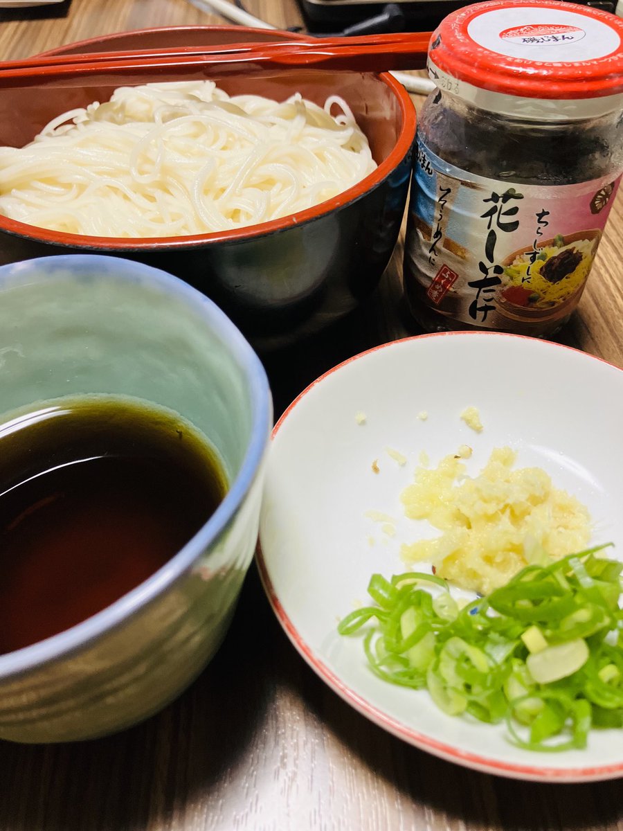 お昼が遅くなったので
夜は素麺にしました✨
おネギと生姜たっぷり
そして花しいたけを入れましてぇー！
素麺さいこー🥰
#晩ごはん　#素麺　#花しいたけ　#青ネギ　#おろし生姜