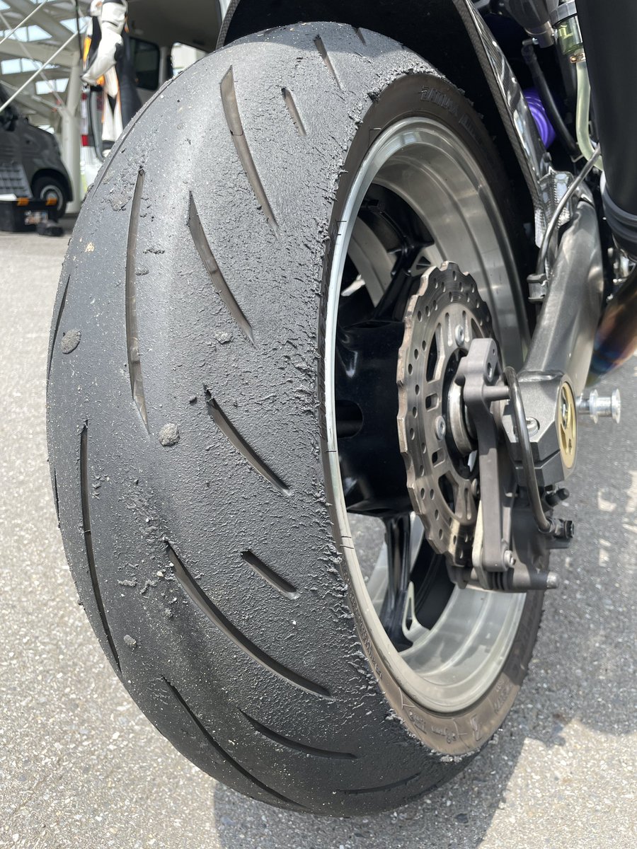 DSc11ryu's tweet photo. 今日の走行会
筑波は右しか削れん。
桶スポは左しか削れん。
交互に行けば左右均等になるんじゃね？ https://t.co/MXF6ef9TP6