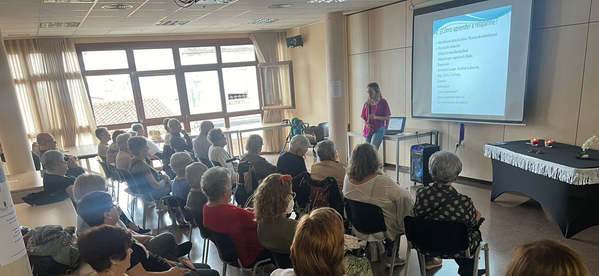 La semana pasada el #EAPS 
Carena dió una charla sobre relajación en Albalat dels Orells explicando también nuestra labor desde  #FundLacaixa con motivo de la semana del mayor. Intentamos aportar nuestro granito de arena a nuestra comunidad. #enfermedadesavanzadas #finaldevida