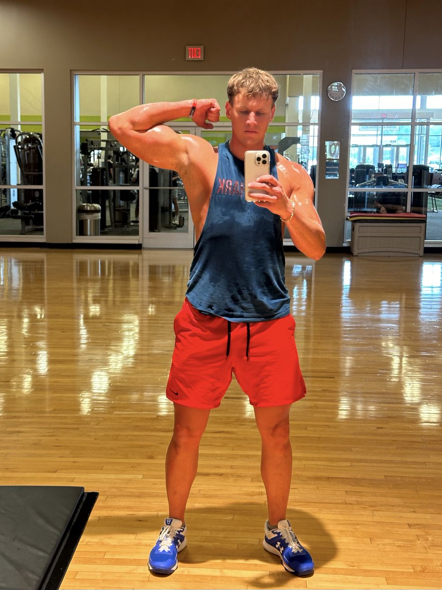 Who will be the lucky beta to lick me clean and suck my nub? 👅