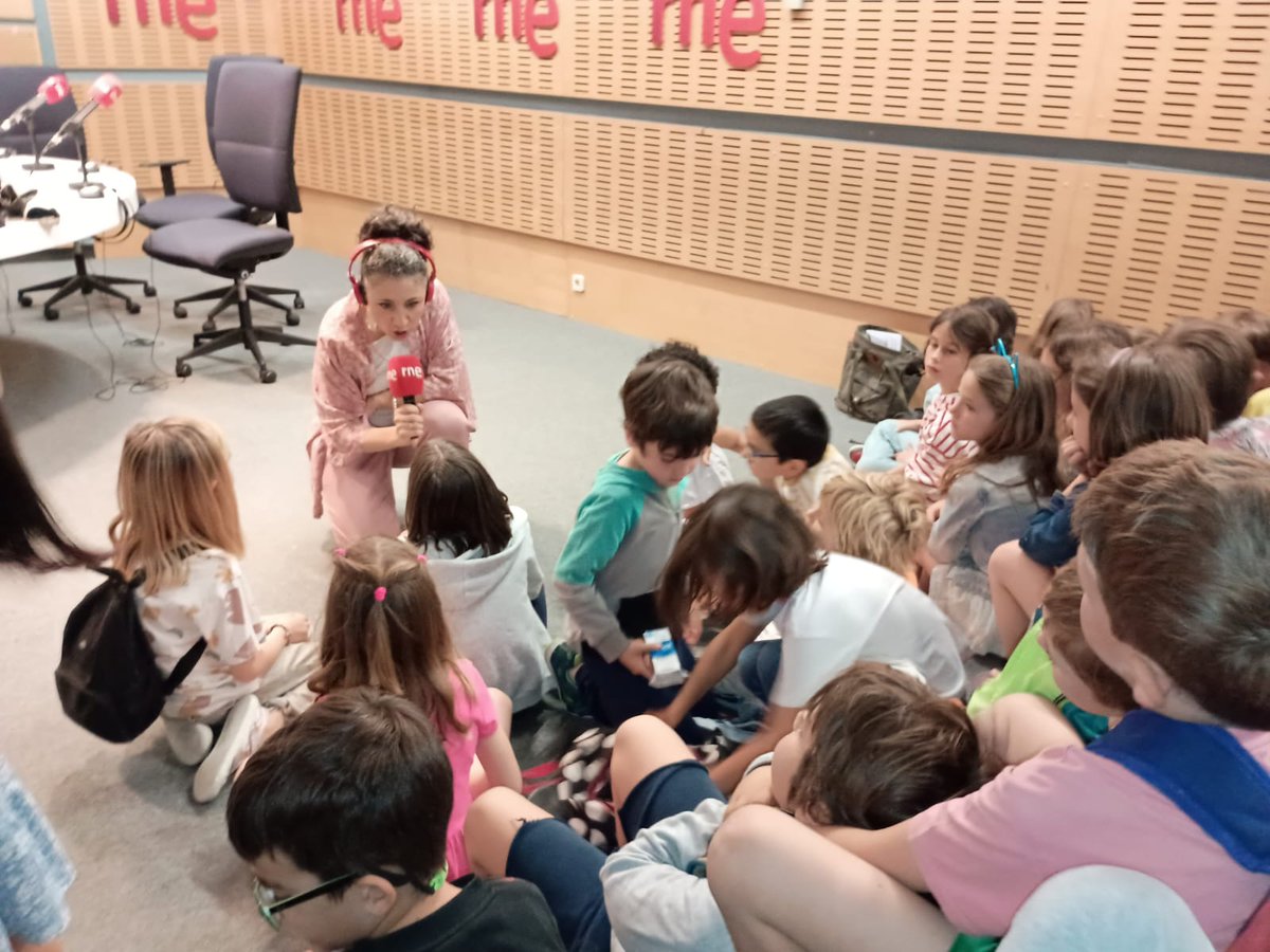 Noemí Martínez Tévar (@noemimtneztevar) on Twitter photo 🏆Hoy <a href="/rtve/">RTVE</a> Audio, <a href="/rne/">Radio Nacional</a> y <a href="/Eloquenze_Radio/">Eloquenze Radio</a> han entregado los #premios del IV Concurso de #PódcastEscolar.
Y esto nos ha dicho Gonzalo, 1º de Primaria, en <a href="/radio5_rne/">Radio 5</a> ⬇️
😃"Hemos colaborado todos y ha merecido la pena".🥰👏
👂Escucha la conexión aquí👇
🎧play.rtve.es/a/16155463 🏆Hoy <a href="/rtve/">RTVE</a> Audio, <a href="/rne/">Radio Nacional</a> y <a href="/Eloquenze_Radio/">Eloquenze Radio</a> han entregado los #premios del IV Concurso de #PódcastEscolar.
Y esto nos ha dicho Gonzalo, 1º de Primaria, en <a href="/radio5_rne/">Radio 5</a> ⬇️
😃"Hemos colaborado todos y ha merecido la pena".🥰👏
👂Escucha la conexión aquí👇
🎧play.rtve.es/a/16155463