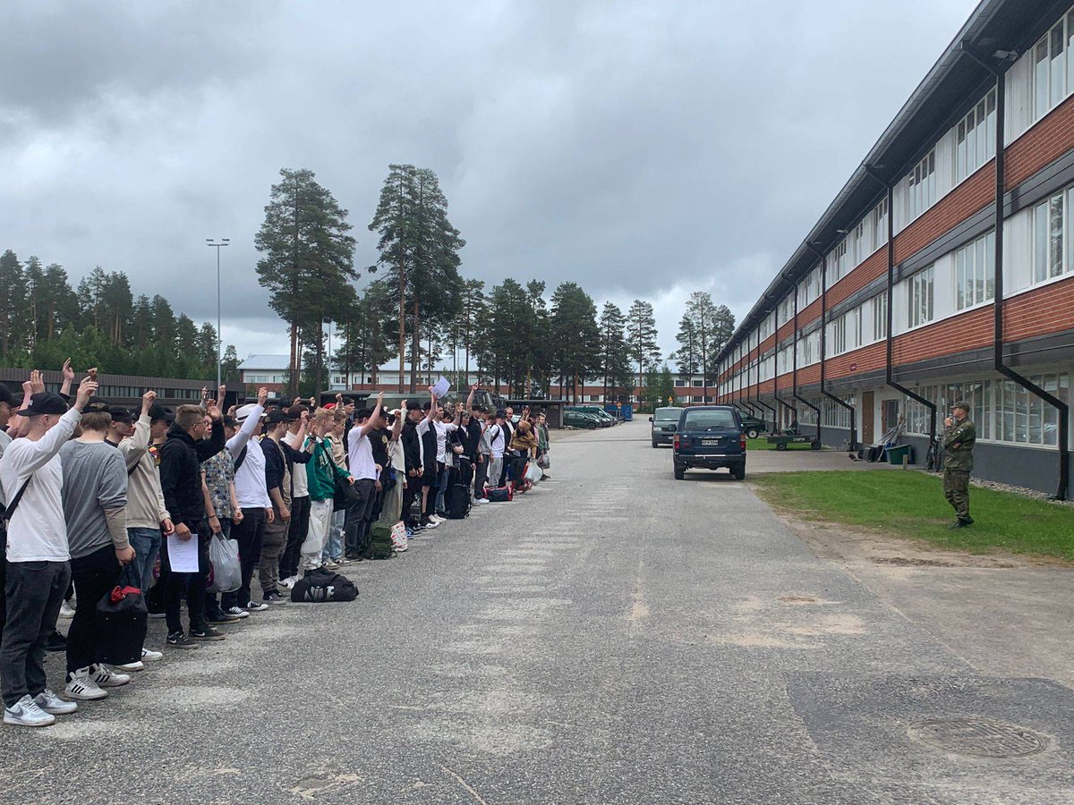 KainuunPR's tweet photo. Kranaatinheitinkomppanian soturit aiemmin tänään viimeistä kertaa muodossa kuuntelemassa yksikön päällikön saatesanoja ennen kotiutumista ja siirtymistä osaksi osaavaa reserviämme.
- Reserviin MARS!
#kaipr #maavoimat #Ohion #kaitr #krhk #inttiarki #reserviläinen https://t.co/zbOqVIvoVc