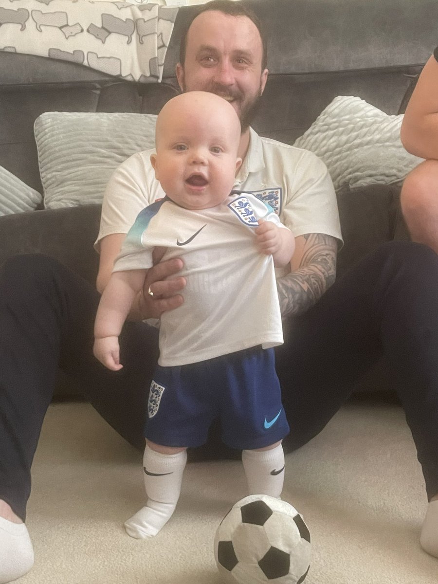 RoxyButcher's tweet photo. @SkySportsNews @_SkysportsF Colson 7 months old, showing his passion for @England by holding the badge 🏴󠁧󠁢󠁥󠁮󠁧󠁿⚽️

#SSNTHREELIONS https://t.co/x9EmPNbTh3