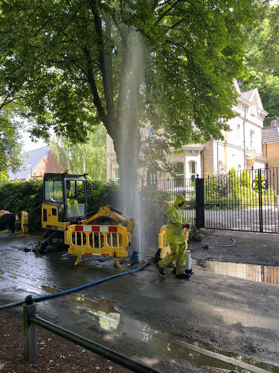 Someone’s struck water in #Didsbury ⁦<a href="/BBCNWT/">BBC North West</a>⁩