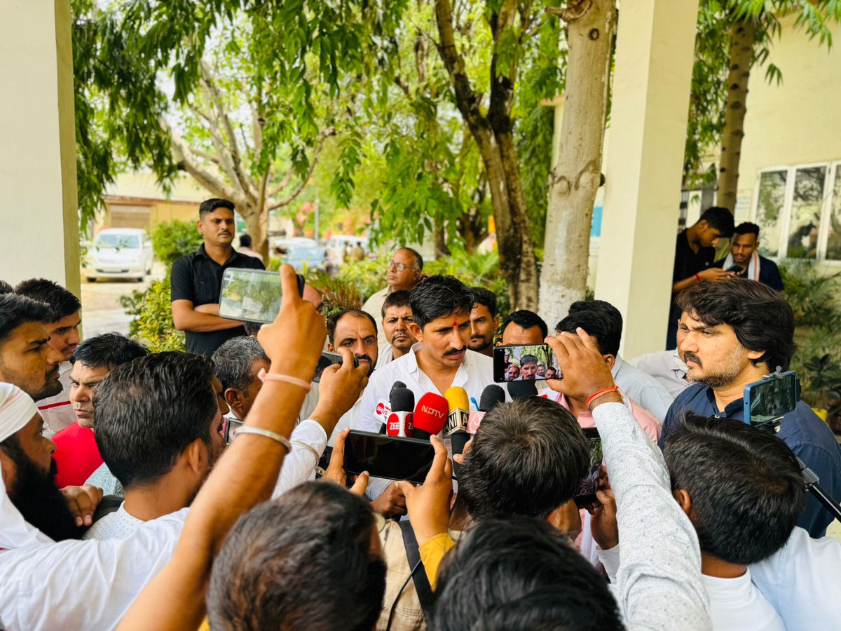 मेडिकल छात्र हनीमेश खाट की हत्या का अब तक खुलासा नहीं होने पर आज बागीदौरा विधायक जयकृष्ण भाई और हनीमेश के परिजनों के साथ सीकर पुलिस अधीक्षक से की मुलाकात, पुलिस अधिकारियों ने 15 दिन में निष्पक्ष जाँच का दिया आश्वासन, इस अवधि में खुलास नहीं होता है तो आगे बड़ा आन्दोलन किया जायेगा।