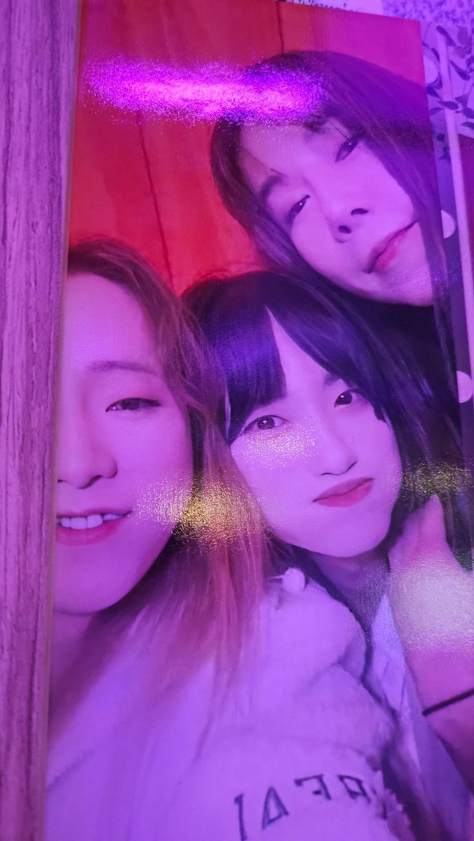 굳이 안봐야 할것. 안봐도 될것

여러 매개체를 통해 타인의 삶을 볼수있다.
좋은거든 나쁜거든 ' 난 왜이러지? '
' 난 왜이렇게 살까? ' ' 부럽다 ' 등등
자괴감이 들거나 현타가 온다면
그 사람의 영상이나 글이 올바르더라도
올바르지 않은것이다.
아마 내면에
 ' 난 이렇게 재밌고 잘사는대