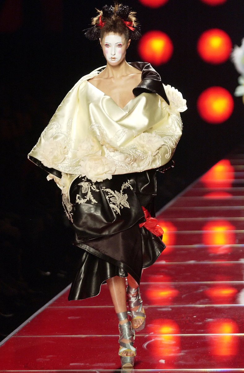thinksoffashion's tweet photo. Christian Dior Fall 2003 Couture- a thread
John Galliano staged a Christian Dior couture show that smashed cultural boundaries in a spectacle of immense theatricality. John Galliano went on a trip to China and Japan. https://t.co/lvBF1JbzjI