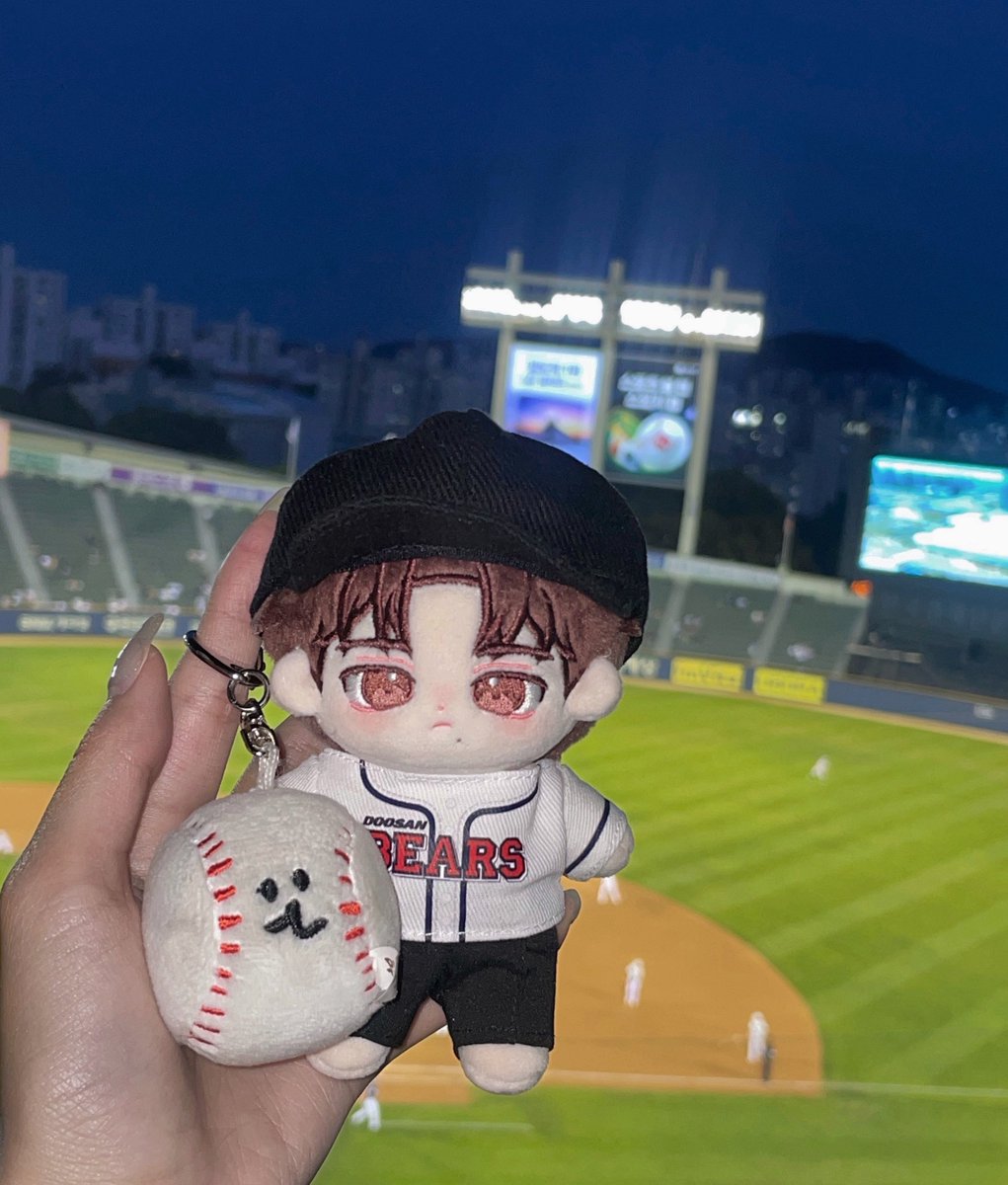 오늘 시구는 브이틱의 주단~ ⚾️