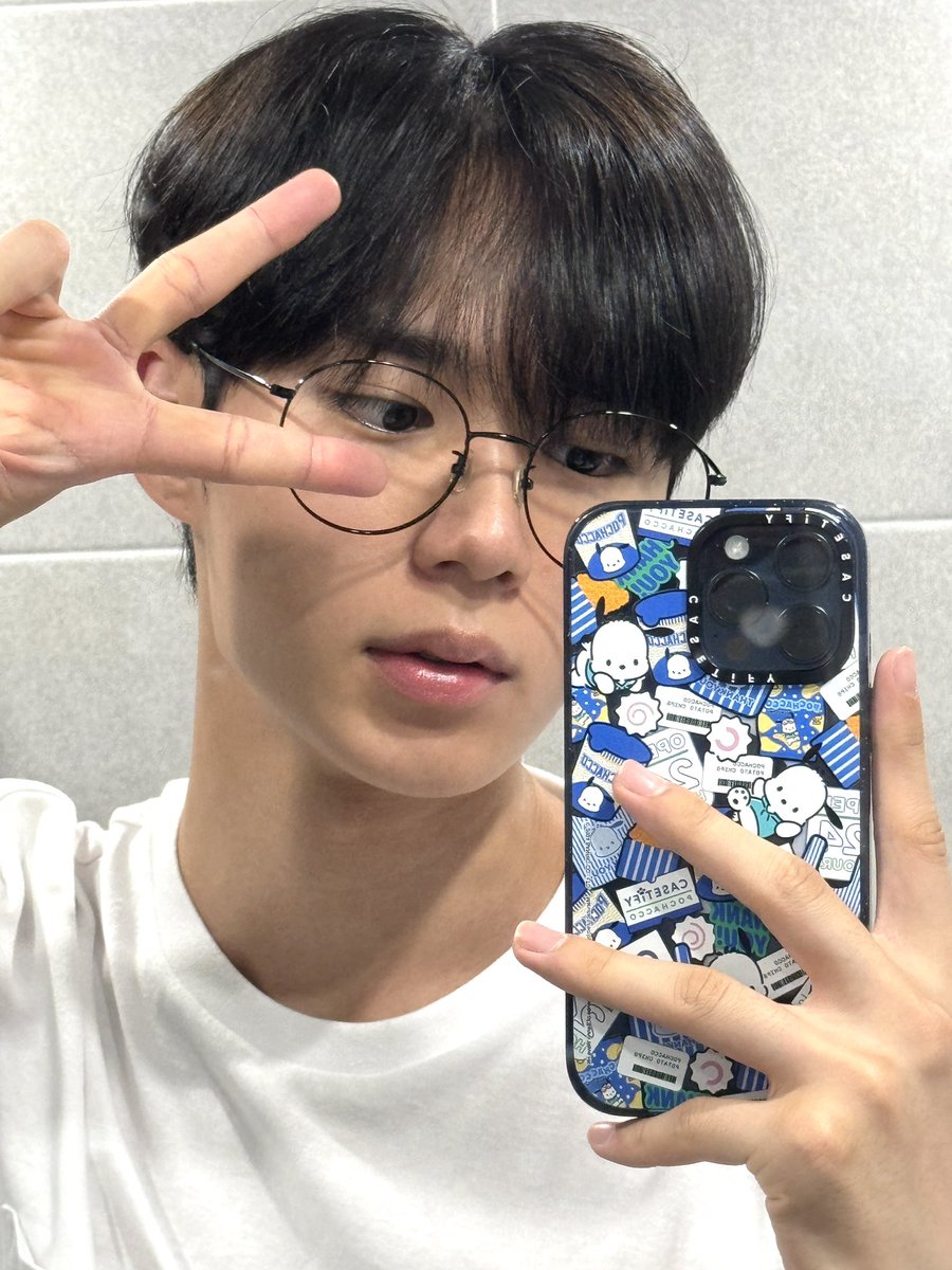 WEi__Member's tweet photo. [#준서] 오랜만에 안경🤓 https://t.co/ptKvTxVQbV