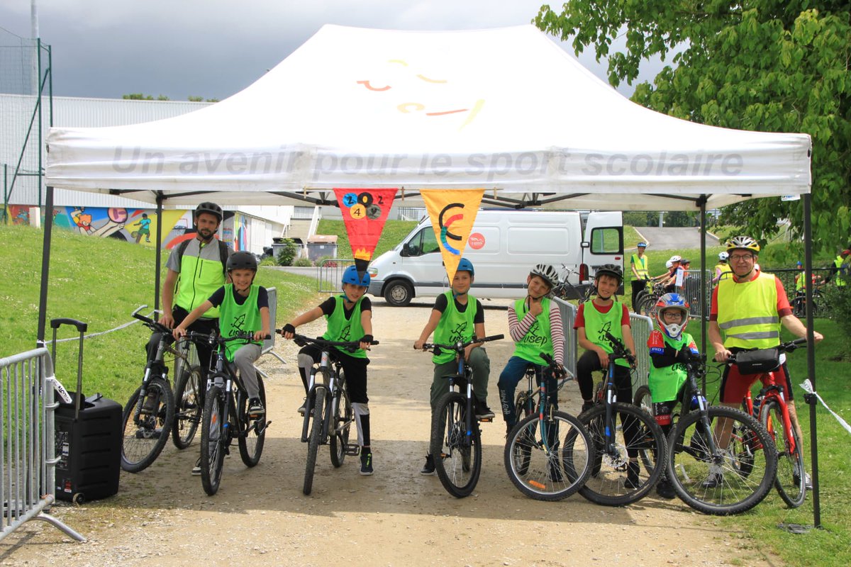 Les jeunes cyclistes 🚴 de #AVeloVerslesJeux passent entre les gouttes ☔  de pluie dans le @payscraon pour rejoindre les villages-étapes et participer aux ateliers pédagogiques autour du #SRAV avec le comité  départemental de cyclisme et <a href="/UsepMayenne/">USEP Mayenne</a>