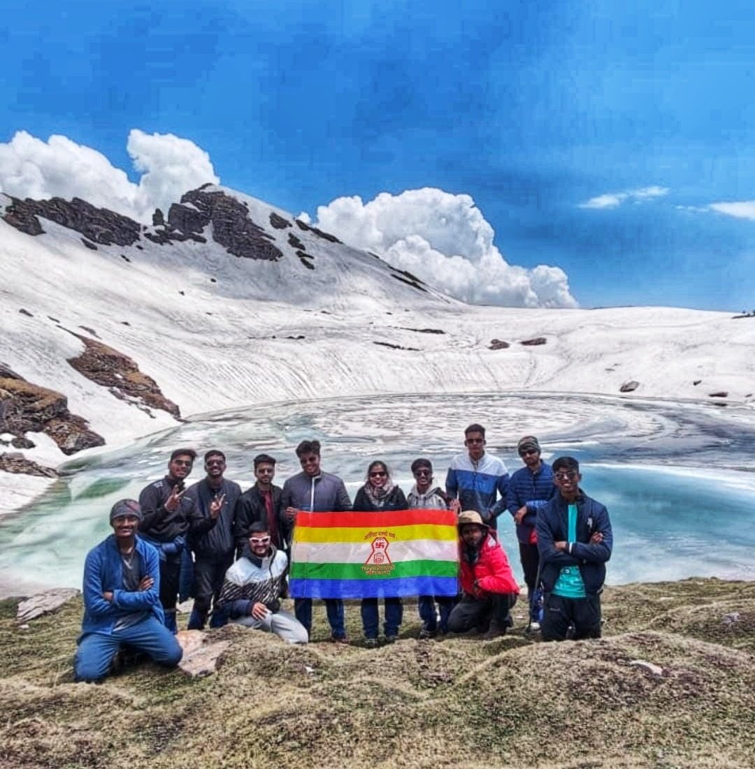 gloryofjainism's tweet photo. Teenagers hoisting Panchranga Flag at 14,110 feet 🏔️ #Jainism https://t.co/gKzoeEMV09
