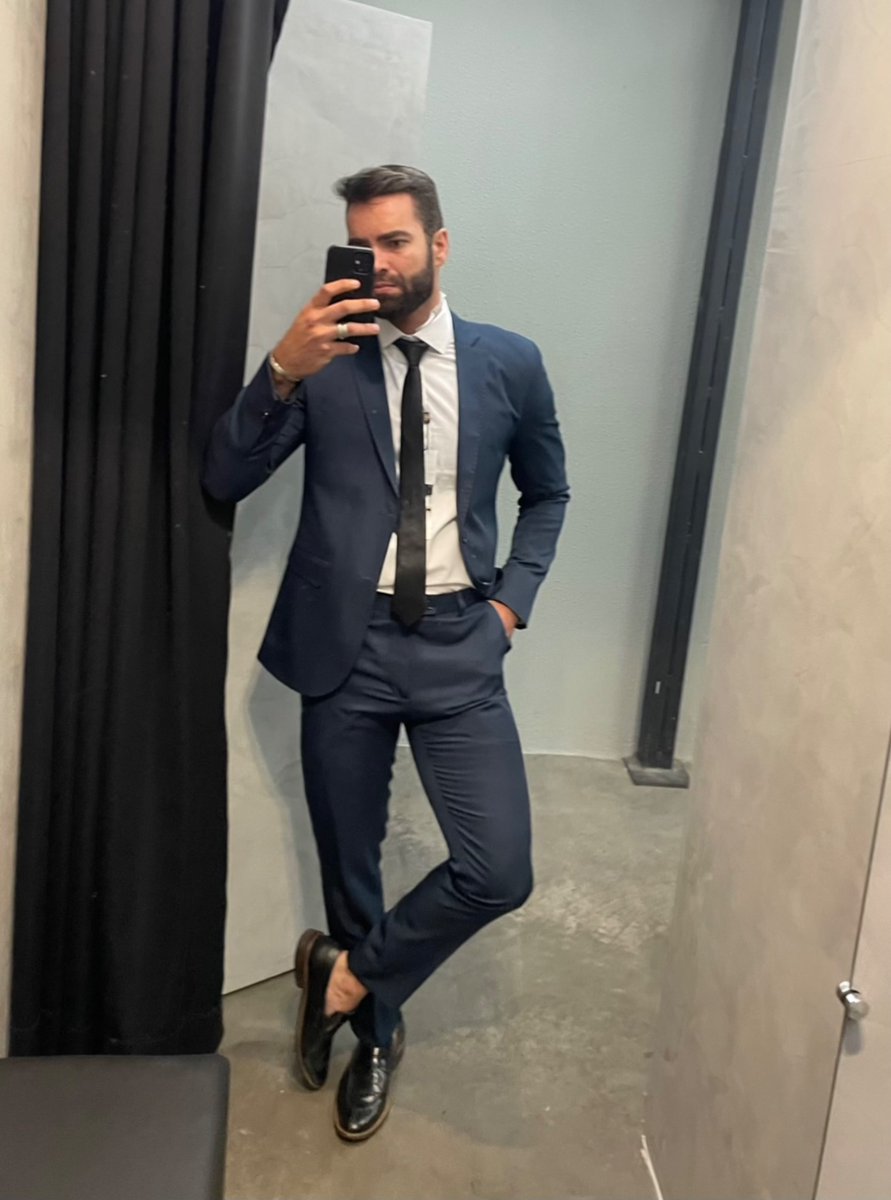 Guilher68071029's tweet image. Quem der RT ganha foto sem o terno… 😅