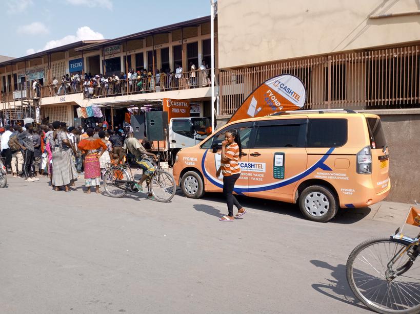 SOPEC2019MF's tweet photo. #Burundi: @CASHTEL412040 wakiwa Soko la #Kamenge, wanachangamsha dimba, huku wakidumbuiza na kupeperusha mazuri ya #CASHTEL  ikiwepo muungano n'a benki mbalimbali. Asiekuwepo na lake halipo. Aliejua mazuri yake alijiunga mara Moja. @amour_kwizera @kurikuravugwam1 @BankiNkuru https://t.co/6y19s8Pp58