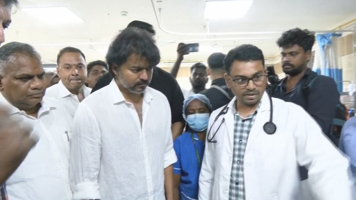 sunnewstamil's tweet photo. #JustIn | கள்ளக்குறிச்சியில் விஷச் சாராயம் குடித்து கவலைக்கிடமான நிலையில் மருத்துவமனையில் சிகிச்சை பெற்று வருபவர்களை நேரில் சந்தித்து ஆறுதல் தெரிவித்தார் விஜய்.

#SunNews | #Kallakkurichi | #HoochTragedy | #Vijay https://t.co/FLjQ2jjrhI