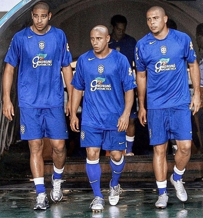 Época em que a seleção era temida, não tinha tatuagem, cabelinho estilizado e nem dancinha!! 

Tenho pena de quem não viu isso e acha que assiste futebol!!