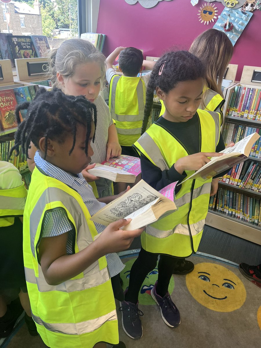 RockliffeManor's tweet image. Year 4 loved their trip the library this afternoon! They shared stories and opened new worlds together and it was lovely to see! Thank you to @SladeLibrary for having us again. @IPAT_Edu