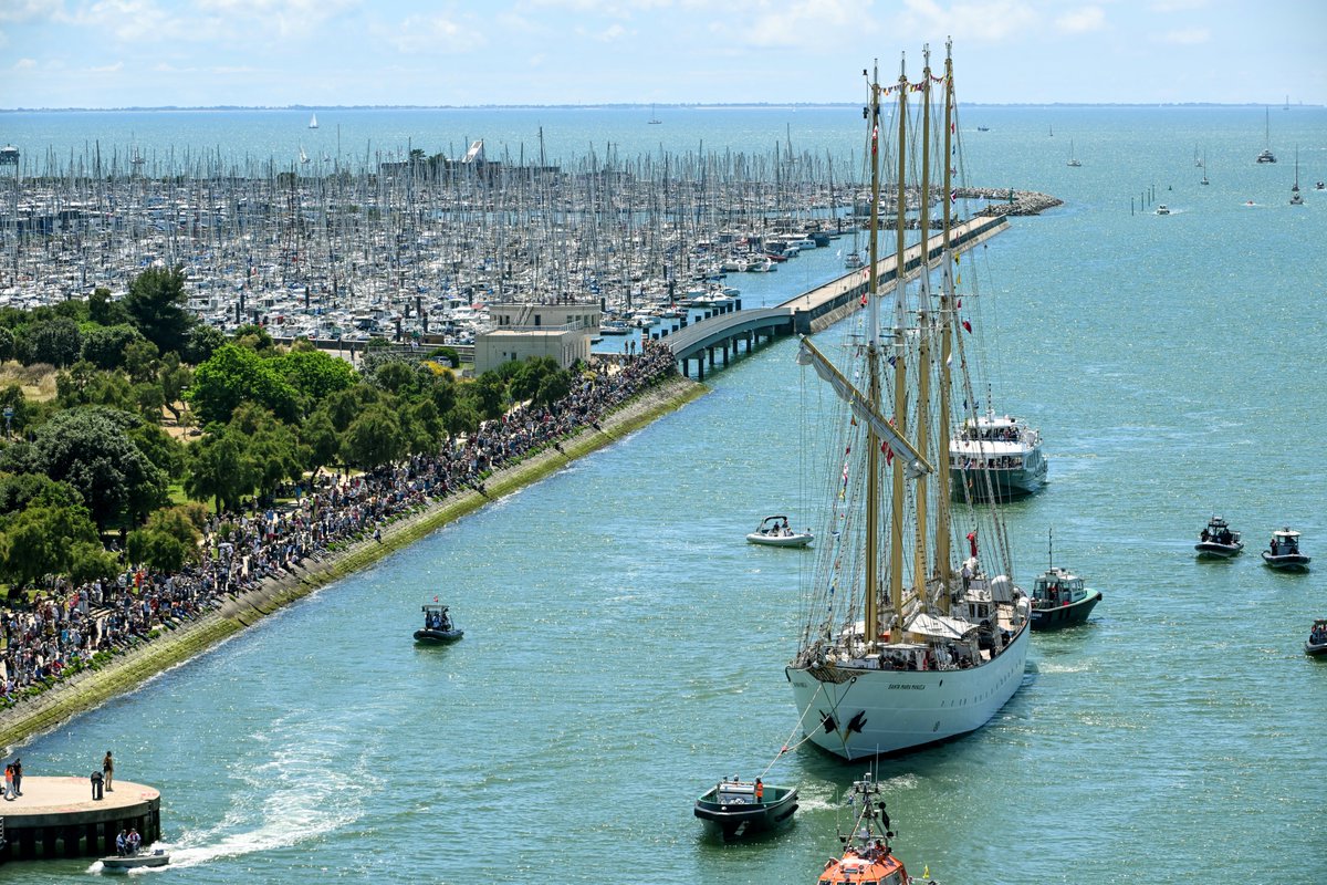 ⛵ Escortés par une cinquantaine de yachts classiques et de #bateaux patrimoniaux, le #Belem, le Français, le Morgenster, le Santa Maria Manuela et le Shtandart ont font leur entrée dans le Bassin des Chalutiers hier pour l'ouverture des #FetesMaritimesdeLaRochelle !