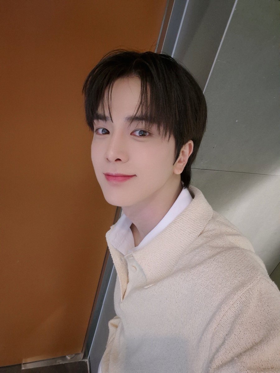 [📸] 더보이즈 영훈 밥이나 한잔해 완료🍚 낭만이 넘치는 대학로에서 따뜻한 시간을 보낸 오늘💕 밥한잔과 함께 편안한 저녁 시간 되었길 바라요🍴

#THEBOYZ #더보이즈
#YOUNGHOON #영훈