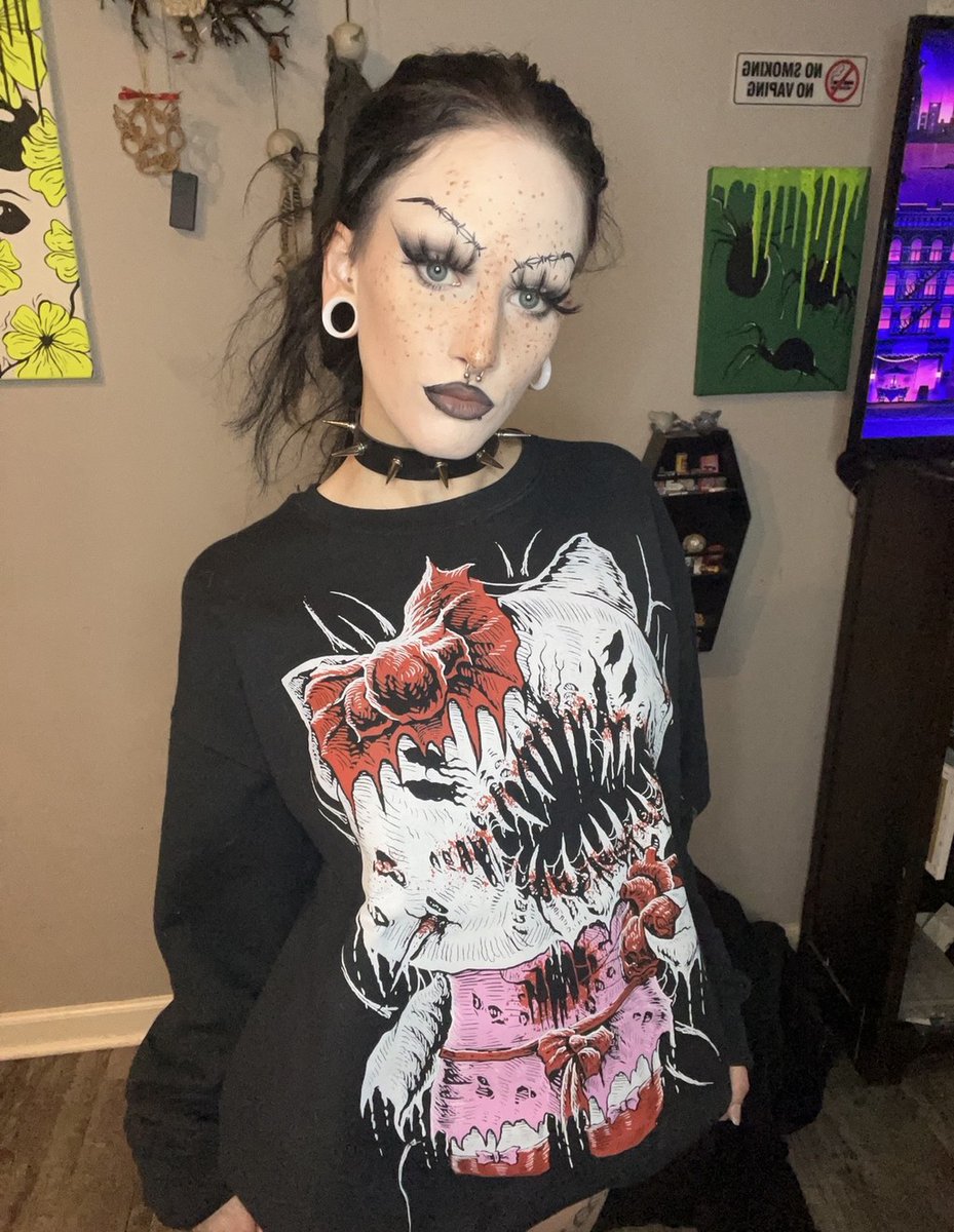 VampireFreaks's tweet image. Who doesn't love alternative fashion? ⛓🤩

We sure do! The spooktastic @hauntedhaleyy_ rocking our Hell Kitty T-shirt! 

#VampireFreaks #HellKitty #Goth #VampireFreaks #AlternativeFashion