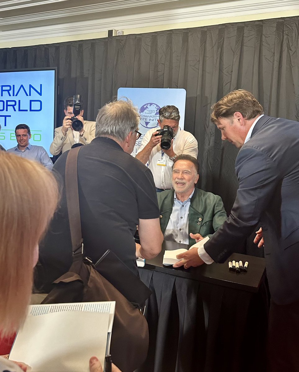 ArnoldSCI's tweet image. Founder and host @schwarzenegger is now signing copies of “Be Useful” - #1 New York Times Bestseller – right at the #AWS24 solutions expo. 📖