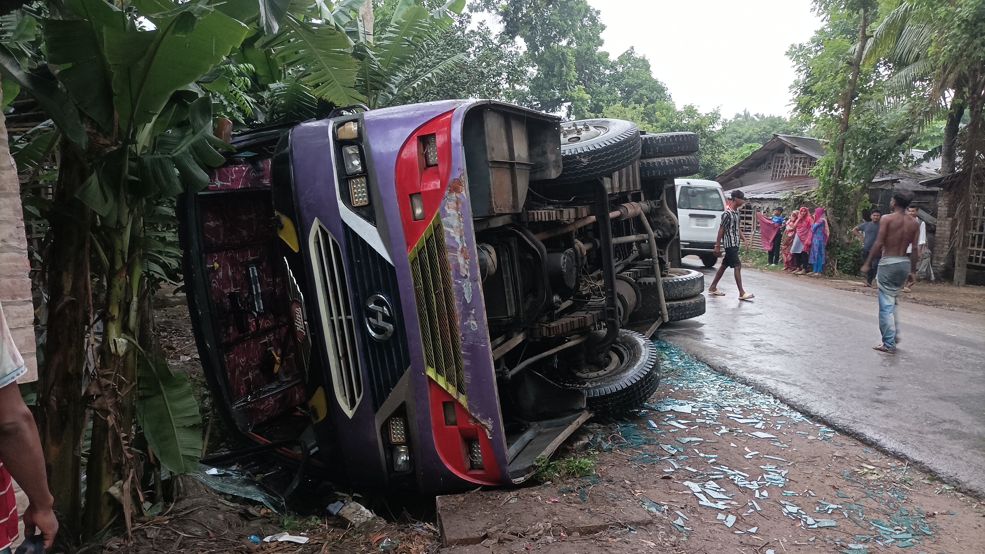 নিয়ন্ত্রন হারিয়ে বাস উল্টে শিশুসহ ১১ জন আহত