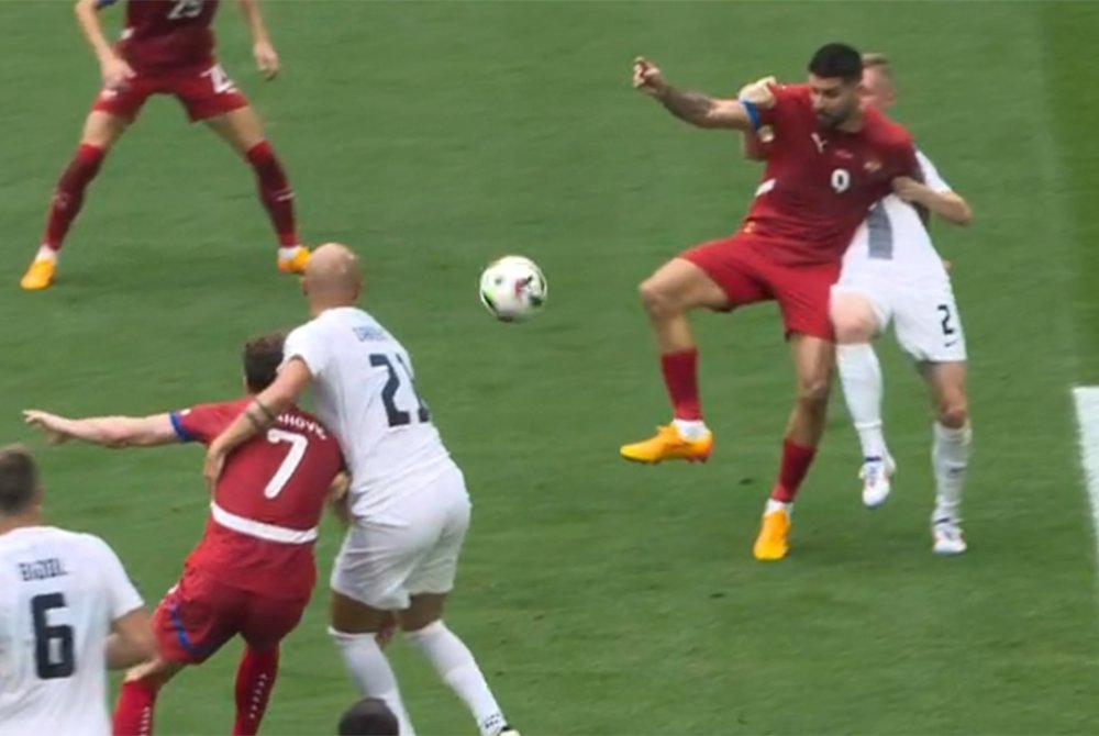 marcothewalrus's tweet photo. Ma perché il calcio a un certo punto ha deciso che questa roba qui, abbracciare gli avversari in area, non è più rigore? Ancora peggio le spallate, il più delle volte interventi da dietro a tradimento che di sportivo non hanno nulla. Gli stessi falli a centrocampo li fischiano 🙄 https://t.co/yvRm6EmlYY