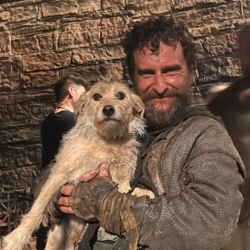 HOTDBr's tweet image. VENCEMOS! 😍

Mark Stobbart, que interpretou Queijo em #HouseofThedragon , afirmou que o dog do episódio se encontra bem e nenhum cachorro foi chutado de verdade nas gravações da serie!