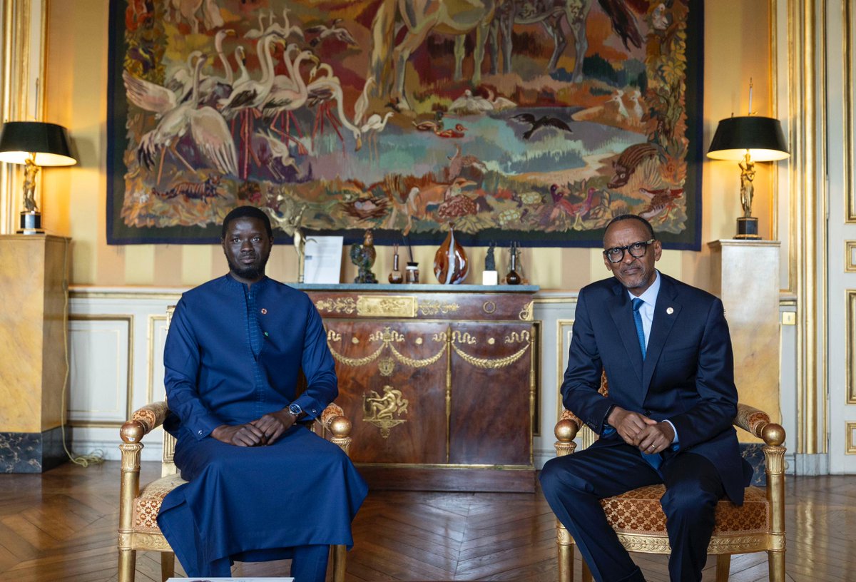 UrugwiroVillage's tweet photo. President Kagame met with President Bassirou Diomaye Faye @PR_Diomaye of Senegal and had a cordial exchange following up on President Kagame’s visit to Dakar last month. They also exchanged on a visit of President Faye to Rwanda to continue sharing experiences in various fields including impactful and accountable public governance as well as intra-African collaboration