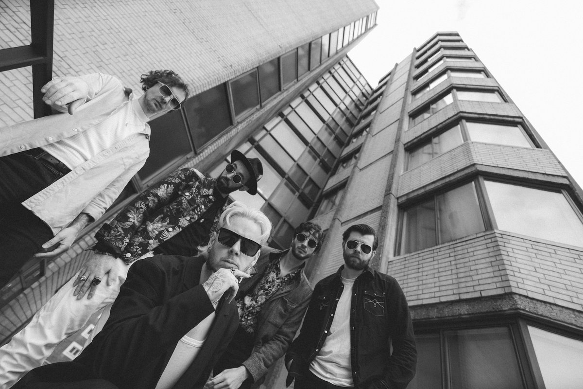 MYSTIC SONS (@mysticsons) on Twitter photo NEW MUSIC: <a href="/The_UVs_/">The Ultra Violets</a> return with new single 'Castle Of Vezio'... mysticsons.com/article/ultra-โฆ NEW MUSIC: <a href="/The_UVs_/">The Ultra Violets</a> return with new single 'Castle Of Vezio'... mysticsons.com/article/ultra-โฆ