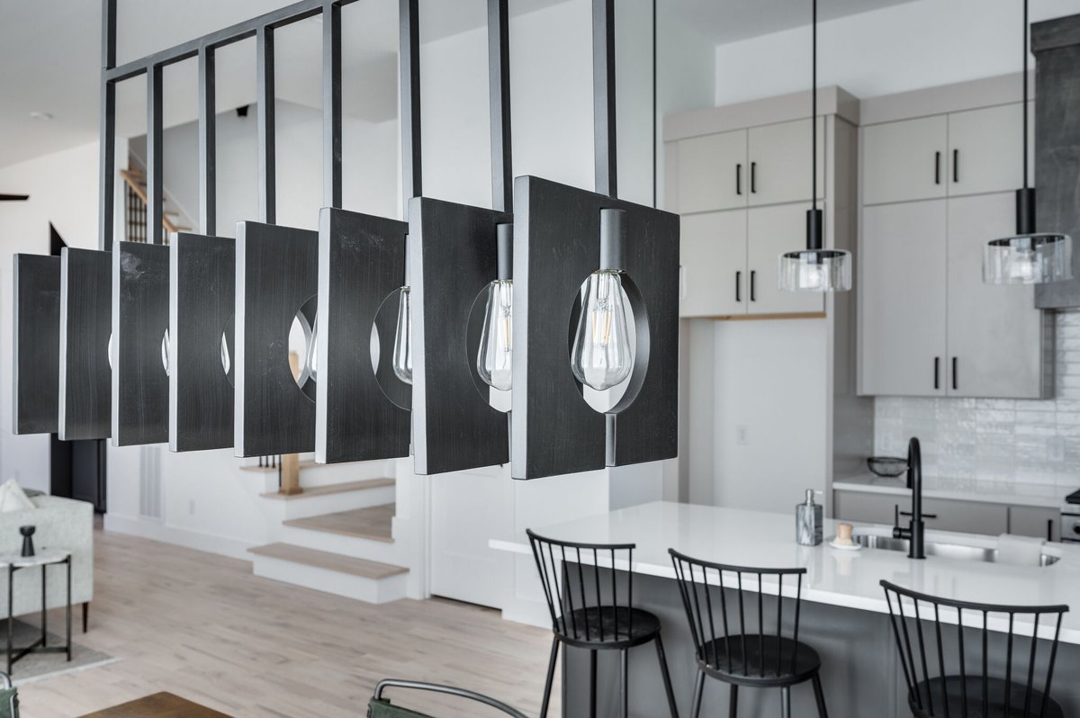 ParosGroupllc's tweet image. Zoom in on the details of this incredible dining room fixture. Modern, unique &amp;amp; absolutely breathtaking, this lighting will be the centerpiece of conversation around the dinner table! #nashvillehomes #homebuilder #nashvillebuilder #ferguson #dreamhome  #moderndesign #kitchengoals