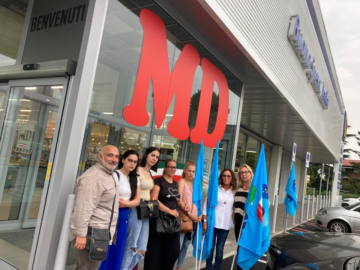 Questa mattina, presidio delle lavoratrici del supermercato MD di Brandizzo, organizzato dalla UILTuCS del Canavese, contro l'indegno e raccapricciante comportamento della Responsabile del punto vendita che ha insultato e umiliato le dipendenti, vietando anche di andare in bagno.