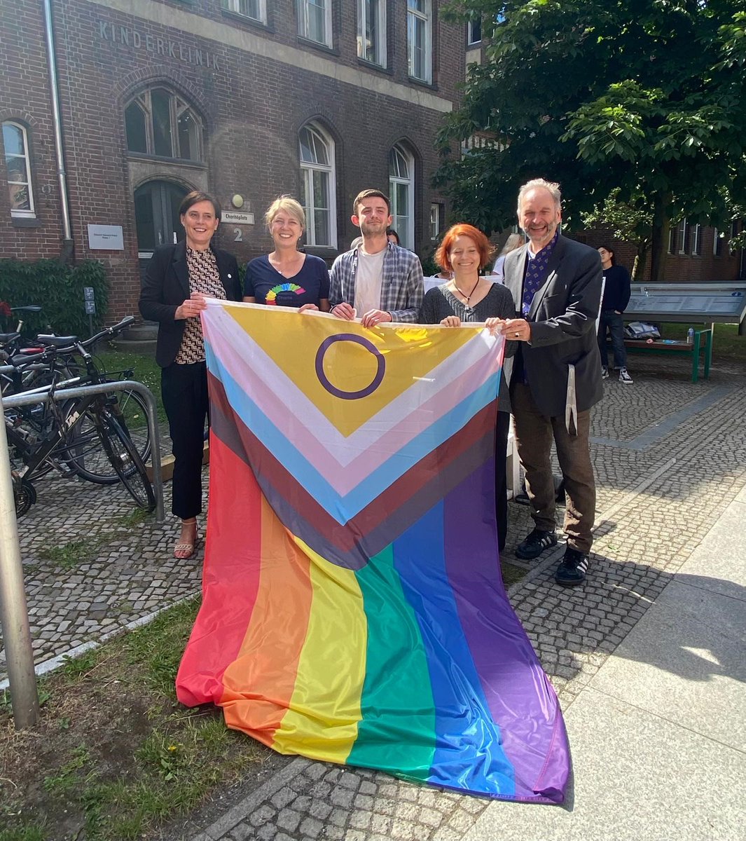 Charité - Universitätsmedizin Berlin (@chariteberlin) on Twitter photo Das QueerNetzwerk der #CharitéBerlin hat heute gemeinsam mit <a href="/CarlaEysel/">Carla Eysel</a>, Vorstand Personal & Pflege, und dem @LSVD die progressive #Pride-Flagge gehisst. Als Zeichen für mehr Vielfalt, Akzeptanz und einen respektvollen Umgang miteinander, weht die Flagge nun an allen Campi. Das QueerNetzwerk der #CharitéBerlin hat heute gemeinsam mit <a href="/CarlaEysel/">Carla Eysel</a>, Vorstand Personal & Pflege, und dem @LSVD die progressive #Pride-Flagge gehisst. Als Zeichen für mehr Vielfalt, Akzeptanz und einen respektvollen Umgang miteinander, weht die Flagge nun an allen Campi.
