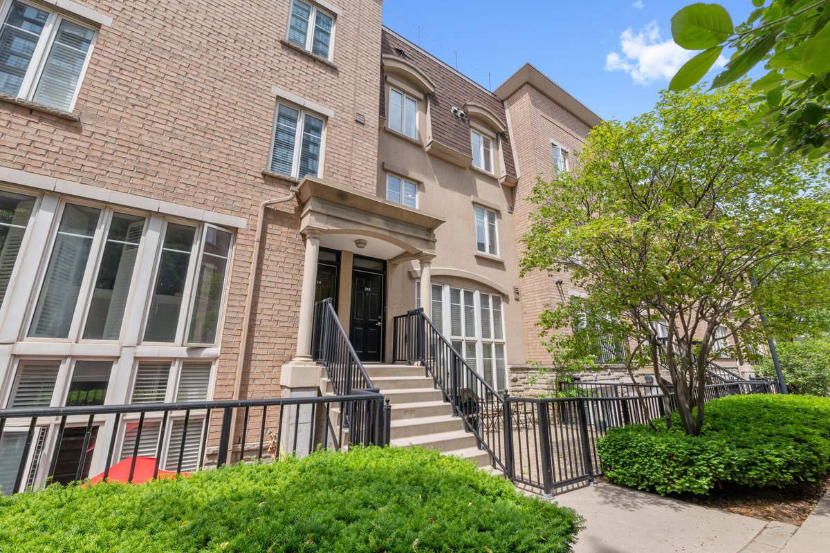 RemaxKathyT's tweet photo. Updated Executive Two Bedroom, Two Bathroom Townhouse with a Rooftop Patio in Toronto's Liberty Village. https://t.co/ZECqb2PU4T
https://t.co/i3lnwXAZS0 https://t.co/Vfl4c3RVZb