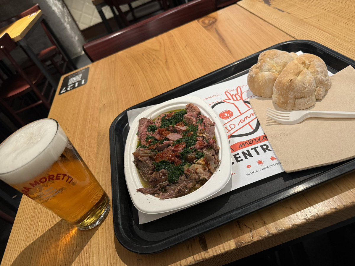 HatanoOffice's tweet photo. ミラノのフードコートにもあった！！
フィレンツェで食べ納めだと思ってたけど、ラッキー！！赤ワインがめっちゃすすむ！！ https://t.co/bL6gkflVwc