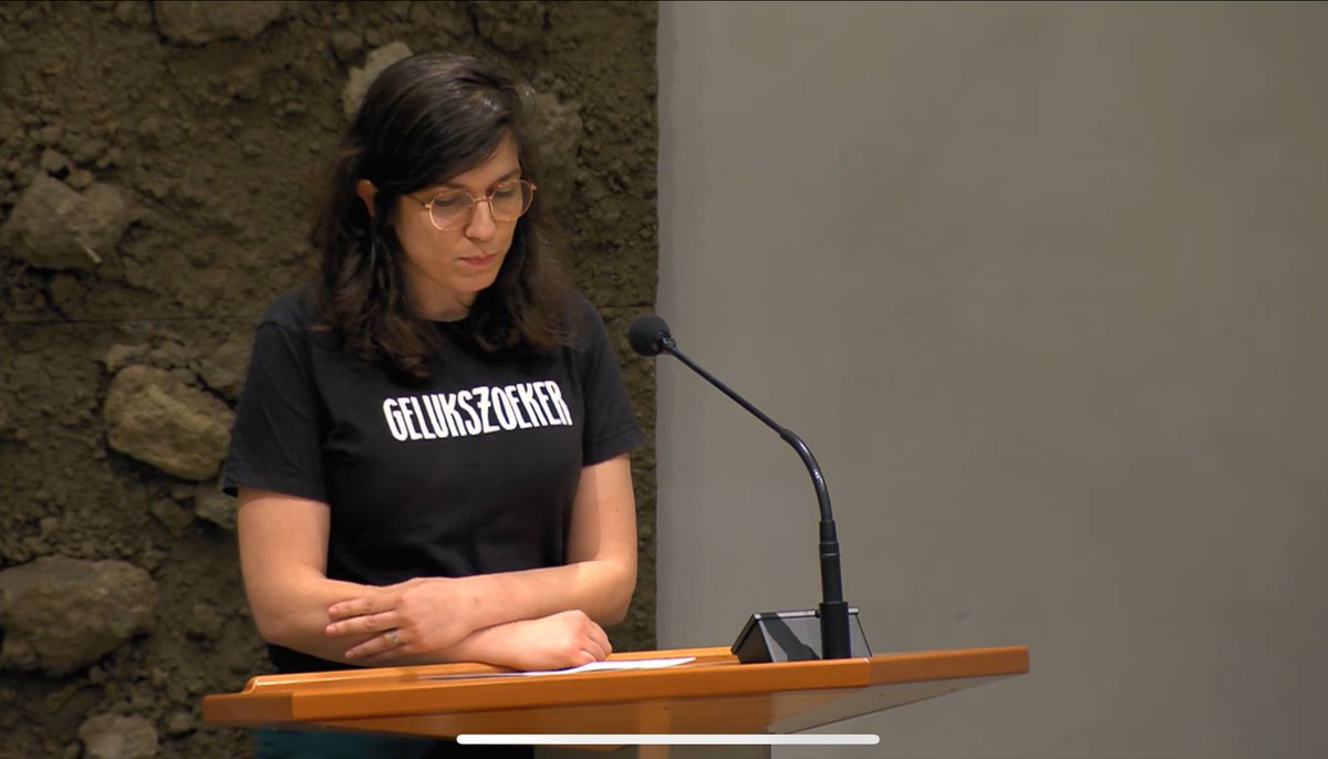 Ontzettend fan van het shirt van <a href="/InesKostic/">Ines Kostić #stemPvdD🌍</a>! 

Aan het einde van de streep zoeken we allemaal geluk. Dat heeft niets te maken met je paspoort of nationaliteit. Take that, guurrechts. 👌🏼😉