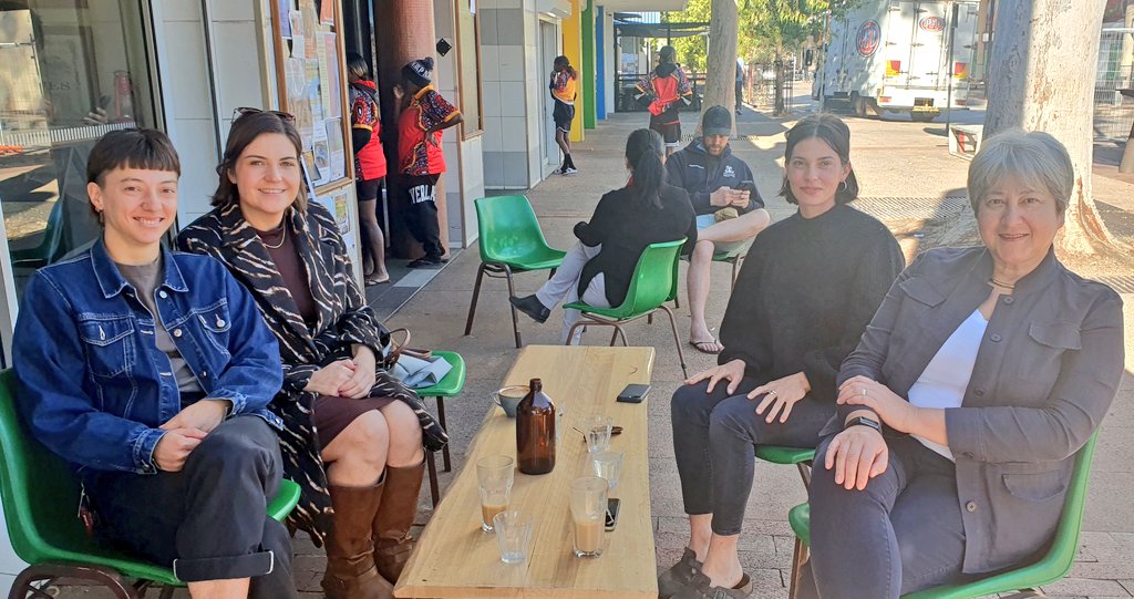 VickiTreadell's tweet image. 2/14  #AliceSprings #Mparntwe
We met Asta Hill, born &amp;amp; raised in Alice, lived &amp;amp; studied in NY, now a lawyer &amp;amp; Green candidate with a passion for social justice &amp;amp; human rights.
Our ex-colleague @ukinaustralia @HarrietScandol, now at the Central Land Council, joined us too.