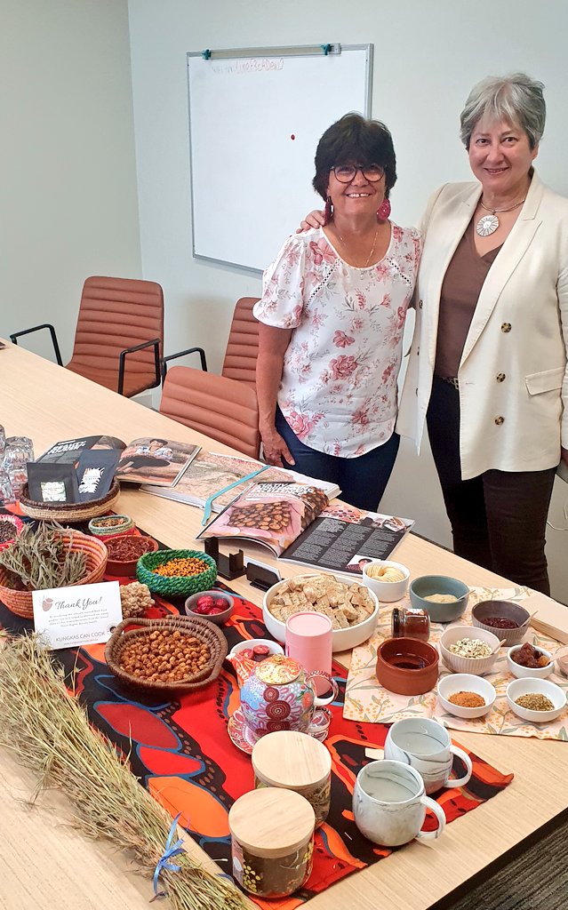 VickiTreadell's tweet image. 10/14  #AliceSpring #Mparntwe
Thrilled to meet #RayleenBrown founder owner of #KungkasCanCook, champion of #BushTucker, holder of #indigenous knowledge.
She's raised awareness of #Aboriginal superfoods like #bushtomatoes &amp;amp; #wattleseed to the world e.g appearing on @MasterChef.