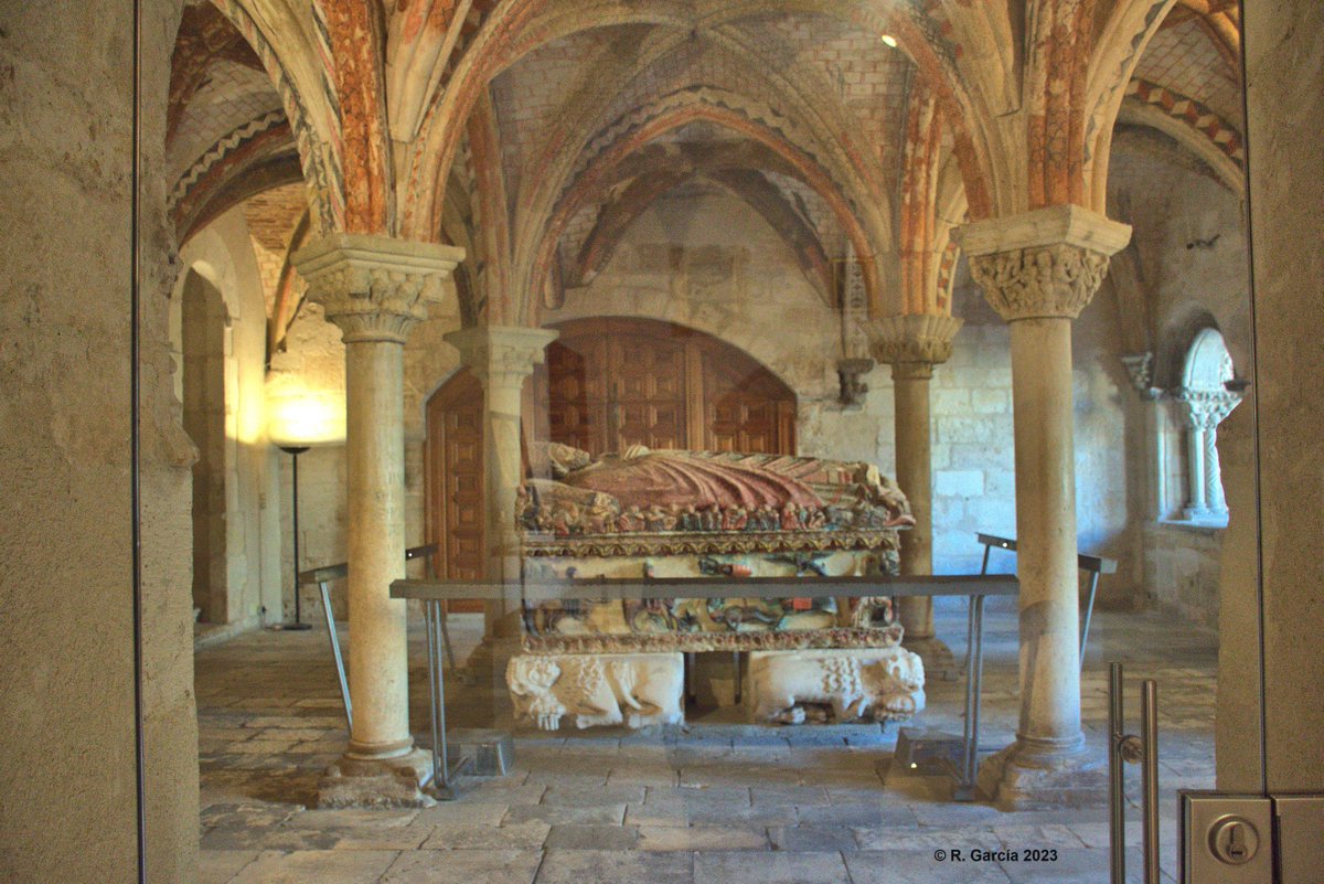 Buenos días!!! Catedral de Burgo de Osma. Soria. Claustro. Sala capitular con el sepulcro de San Pedro de Osma.
<a href="/LaHuellaRomnica/">La Huella Románica</a> <a href="/CantRomanica/">Cantabria Románica</a> <a href="/aop_org/">aop_org</a>