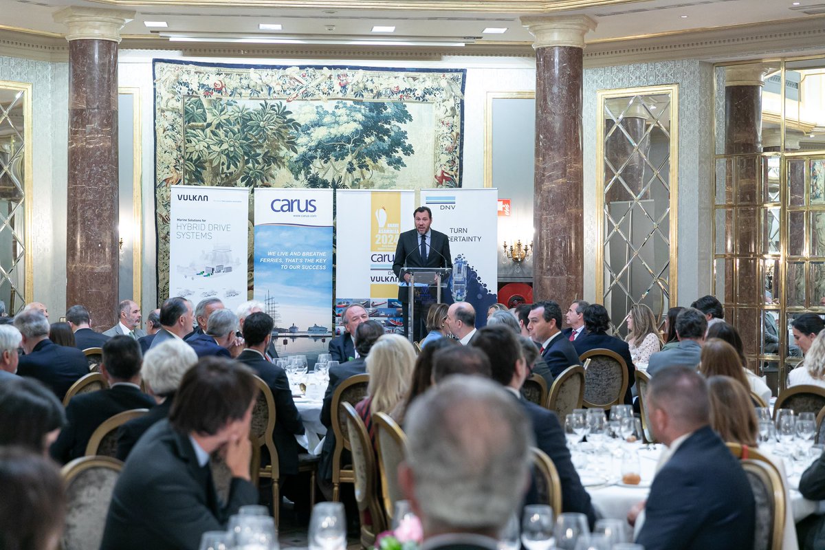 transportesgob's tweet photo. 🏆Así lo ha resaltado el ministro @oscar_puente_ en la clausura de #ANAVE, donde también ha hecho entrega del #PremioCarus2024 a nuestro secretario general de Transporte Aéreo y Marítimo, Benito Núñez.

Toda la información que deja este evento 🗞️ https://t.co/q1NDckpmRN https://t.co/K8X4DiMr5Q
