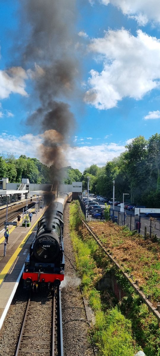 LaneCold's tweet photo. Odd company kept at Sevenoaks! 46100 Royal Scot and a Networker. https://t.co/6IVp9ZiHNU