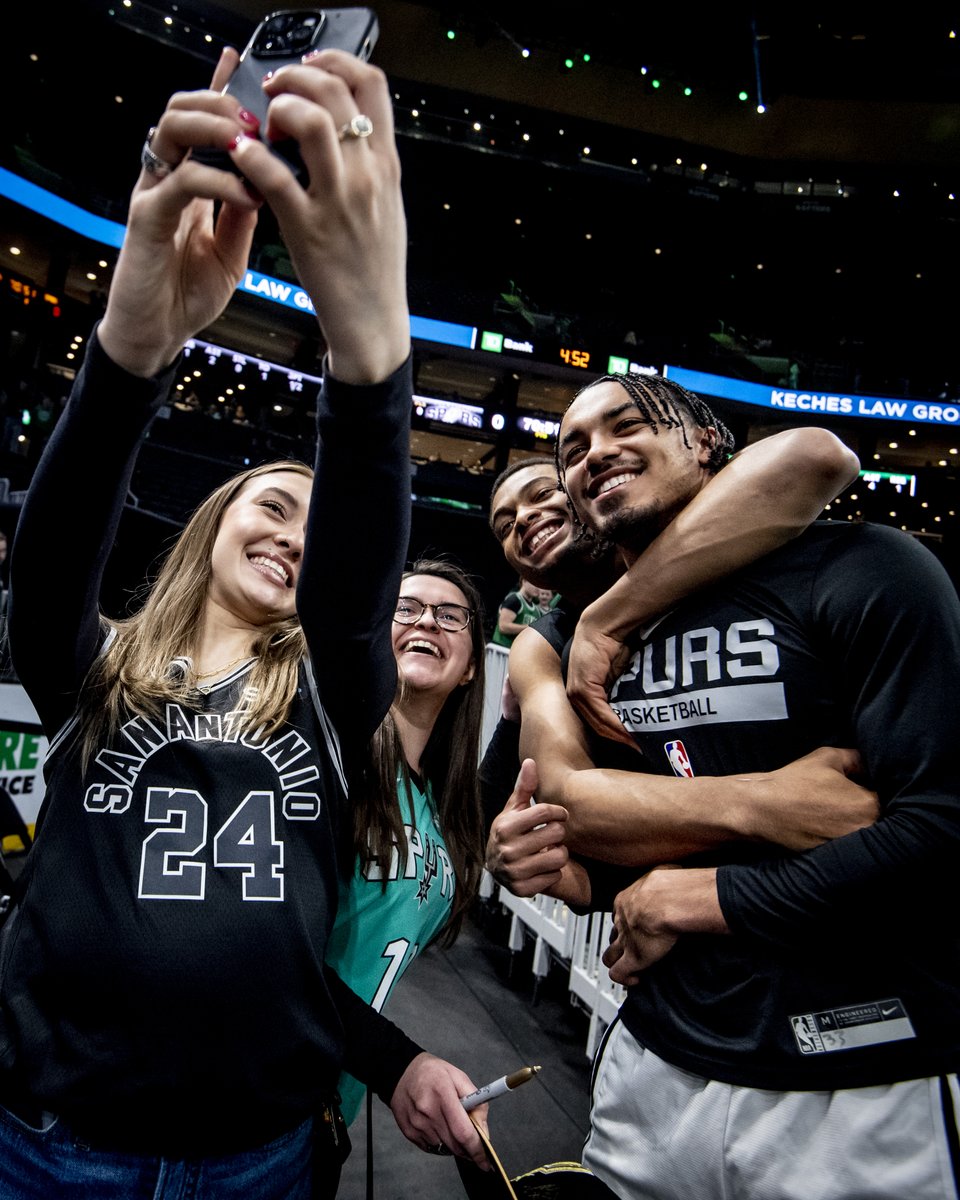 spurs's tweet image. Spurs fam 🤝 selfies 🤳
#NationalSelfieDay