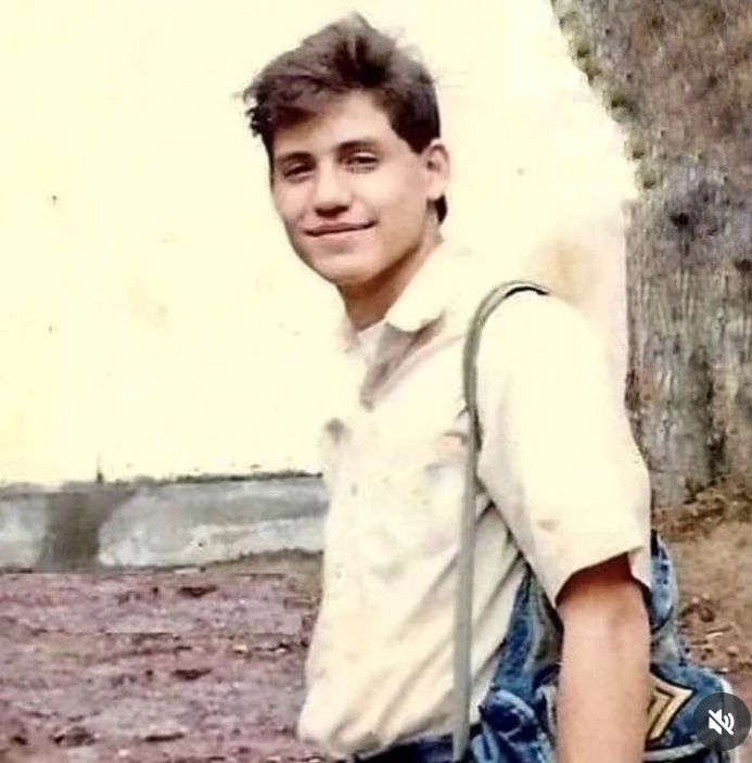 1retrovisor's tweet photo. En bachillerato ya era un "cacique" https://t.co/ZOFpfpon1q