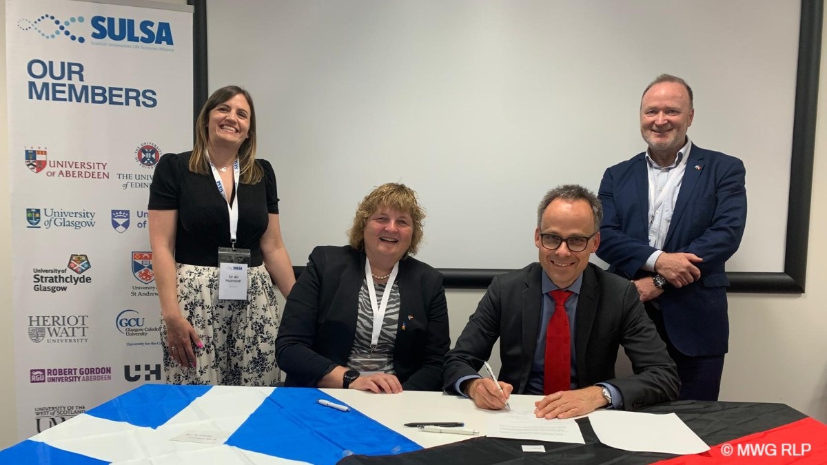 Rheinland-Pfalz und Schottland unterzeichnen Kooperationsvereinbarung zwischen <a href="/ScotHubMainz/">Scotland Hub Mainz</a> der #UniMainz und <a href="/SULSAtweets/">SULSA</a> zur strategischen Zusammenarbeit in den Bereichen #Lebenswissenschaften, #Umweltwissenschaften und #Biotechnologie presse.uni-mainz.de/rheinland-pfal… <a href="/MWGRLP/">Ministerium für Wissenschaft und Gesundheit #RLP</a> <a href="/rlpNews/">Landesregierung Rheinland-Pfalz</a>