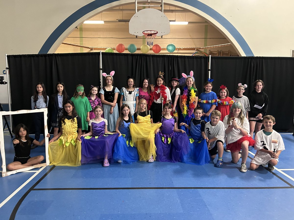 End of the year performance for DSES Drama Club!! So proud of these kiddos and their performance of Alice in Wonderland ❤️ #ThanksToYouHalifax <a href="/HRCEFineArts/">HRCEFineArts</a>