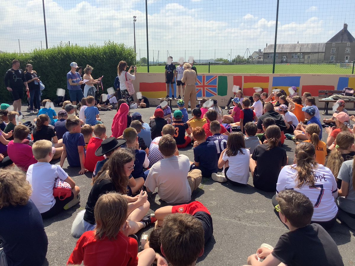 Journée #cross déguisé sous le soleil au <a href="/collegecerisy/">Collège Anne Heurgon-Desjardins</a> organisé par les professeures d’#EPS. Matinée course des 5e, 4e et 3e et après-midi course #cycle3 avec les 6e et les élèves de CM du secteur <a href="/LaManche50/">Département de la Manche</a> <a href="/dsden50/">DSDEN 50</a>