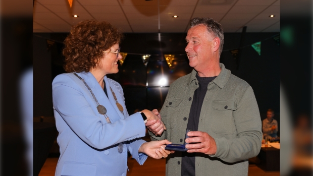 Nieuwegeinse badmeester Ron krijgt Stadspenning: ‘Duizenden kinderen zwemles gegeven’ -  molenkruier.nl/l/392279